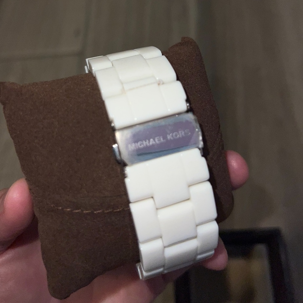 Elegant White Women's Watch - Picture 3 of 5